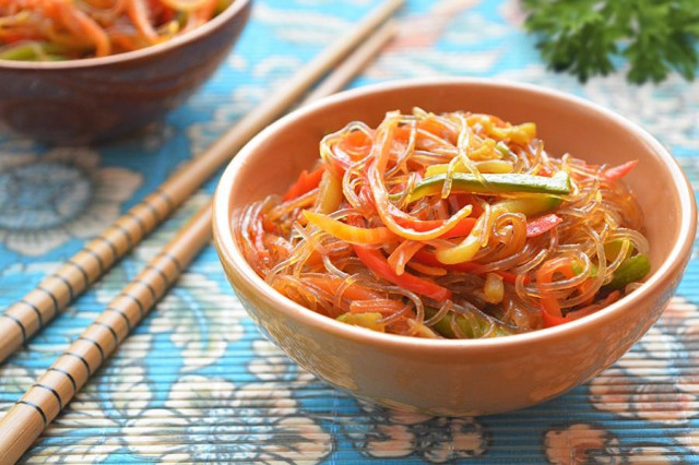 Noodles with vegetables in Chinese