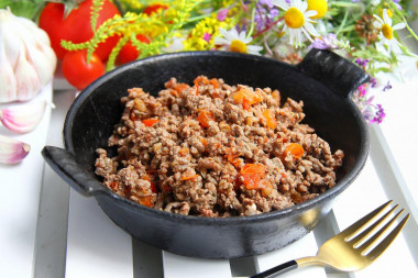 Minced meat in a pan with tomatoes