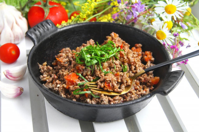Minced meat in a pan with tomatoes