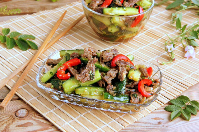 Salad with beef and pepper and cucumber