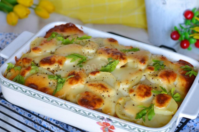 Potatoes with chicken in layers in the oven