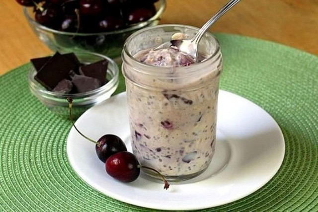 Quick oatmeal with cherries and chocolate