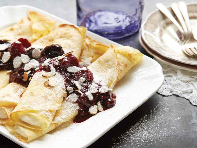 Pancakes with cottage cheese and raisins