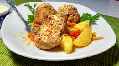 Meatballs with potatoes in vegetable sauce