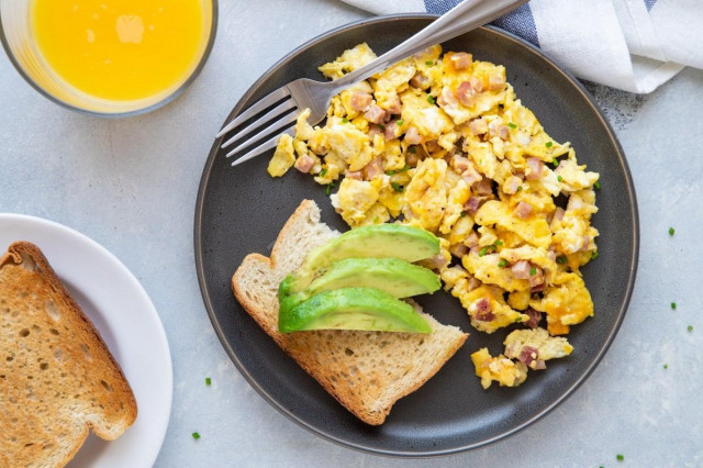 Scrambled eggs with ham and cheese
