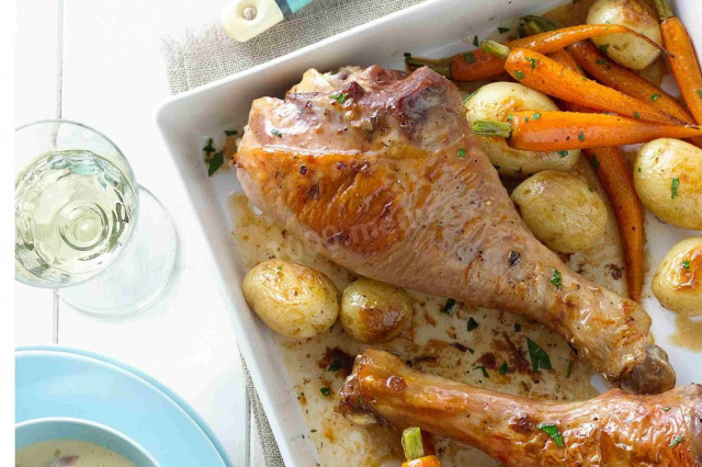 Turkey drumstick with potatoes
