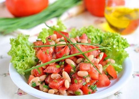 Bean salad with tomatoes