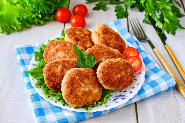 Minced chicken and pork cutlets