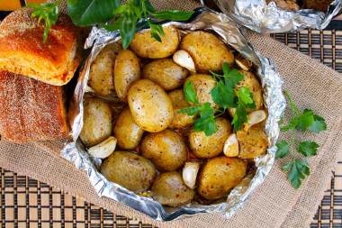 Potatoes with bacon in a tandoor