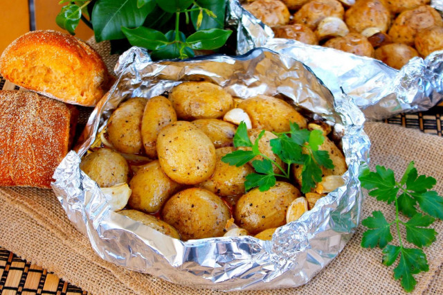 Potatoes with bacon in a tandoor