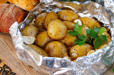 Potatoes with bacon in a tandoor