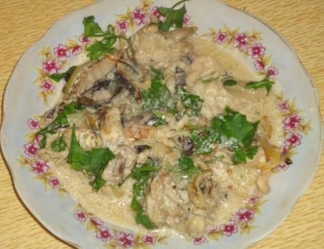 Chicken breasts with mushrooms in sour cream