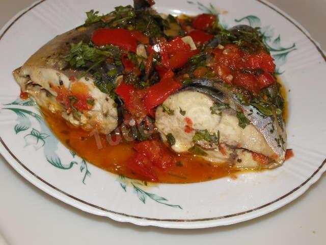 Mackerel with garlic, bell pepper and tomato paste
