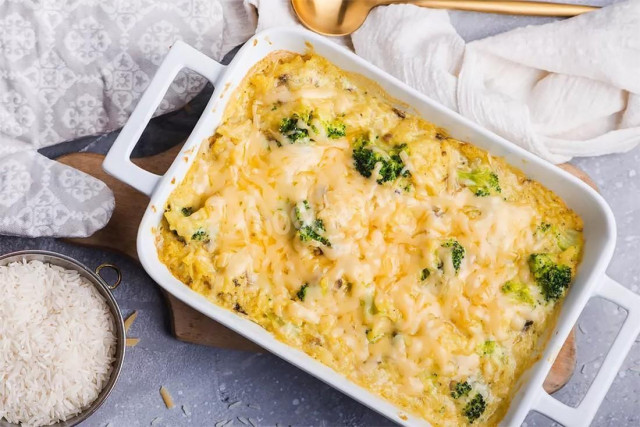 Casserole with broccoli and cheese