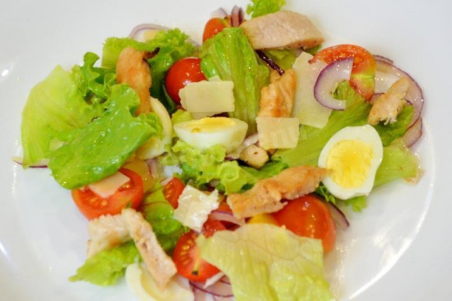 Salad with quail eggs, tomatoes and chicken