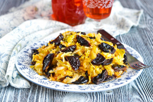 Stewed cabbage with prunes