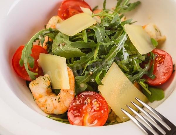 Arugula salad with shrimp and avocado