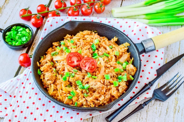 Stewed cabbage with minced meat and rice in a frying pan