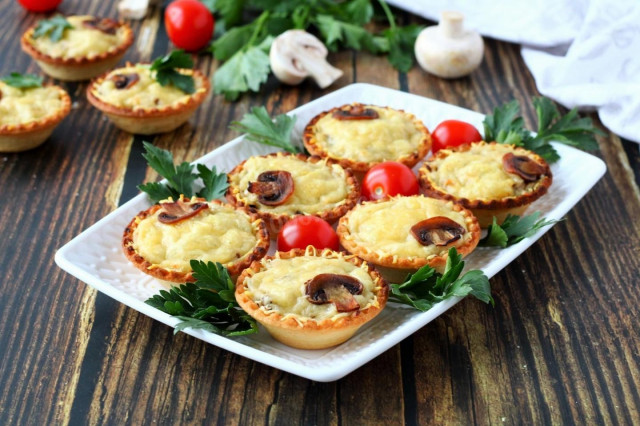 Julienne with mushrooms in tartlets in the oven