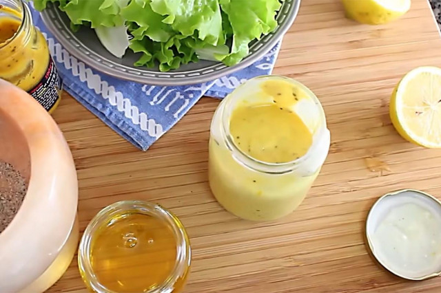 Quick sauce for Greek salad with yogurt and mustard