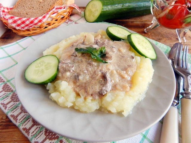 Chicken liver in sour cream with gravy