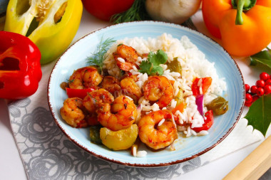 Shrimp with vegetables with soy sauce in a frying pan