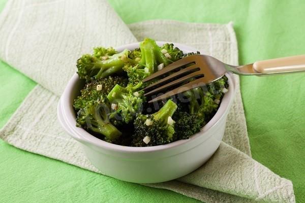 Broccoli in olive oil with garlic