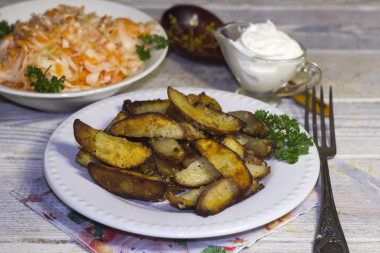 Potatoes in lard with garlic and flour