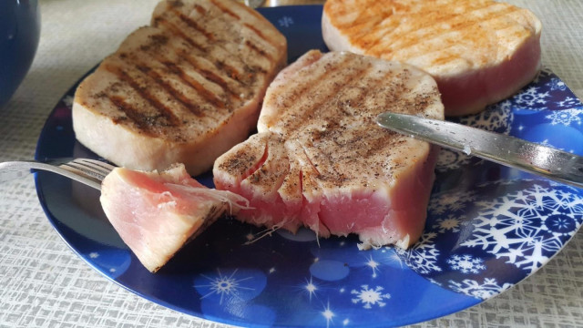 Tuna in a frying pan in lemon juice