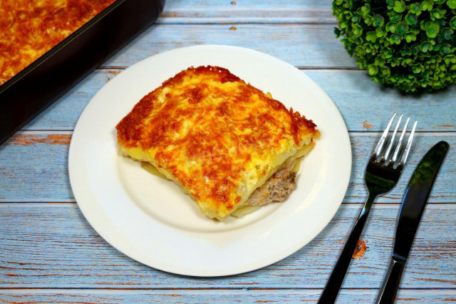 Casserole with potatoes, pork, hard cheese and onions