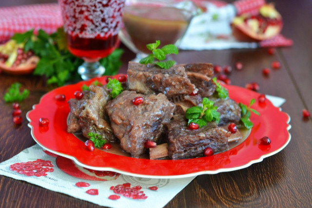 Beef stewed in pomegranate juice and wine