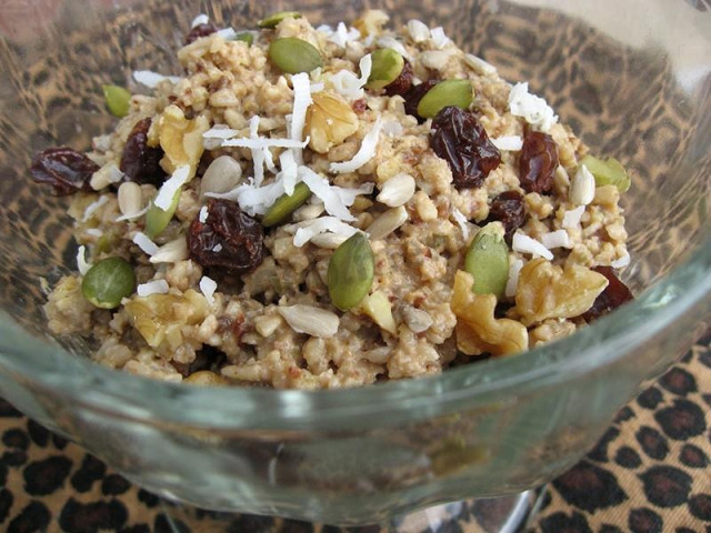 Sprouted oats with raisins, seeds and milk