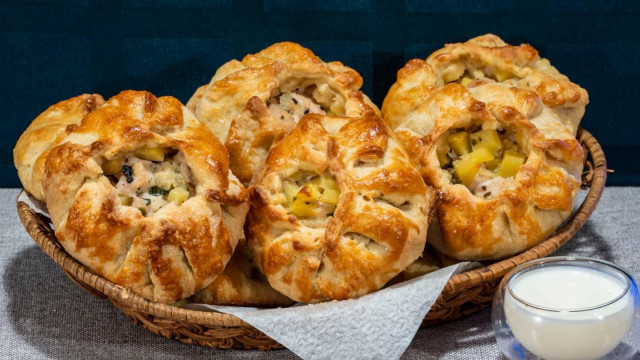 Chicken coops with chicken breasts and puff pastry potatoes