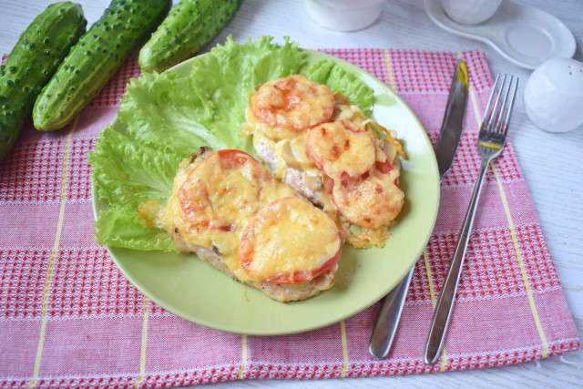 Pork with mayonnaise, tomatoes, champignons and cheese