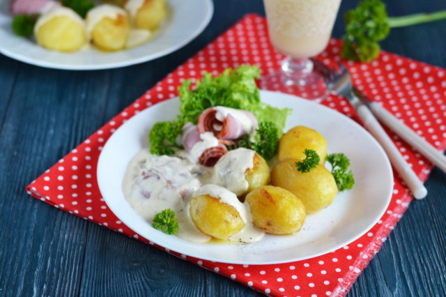 Potatoes with cheese and bacon in the Swiss oven