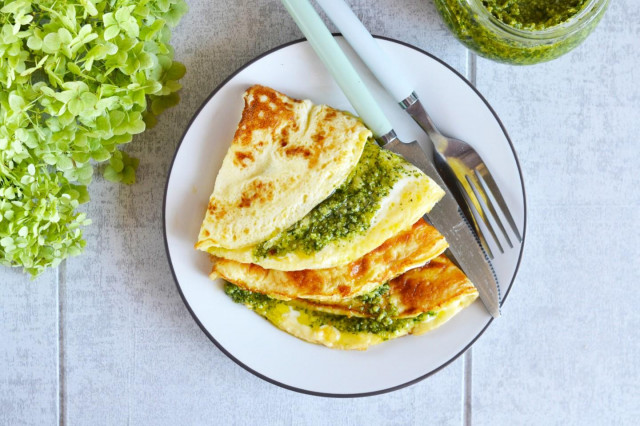 Omelet with pesto and cream cheese