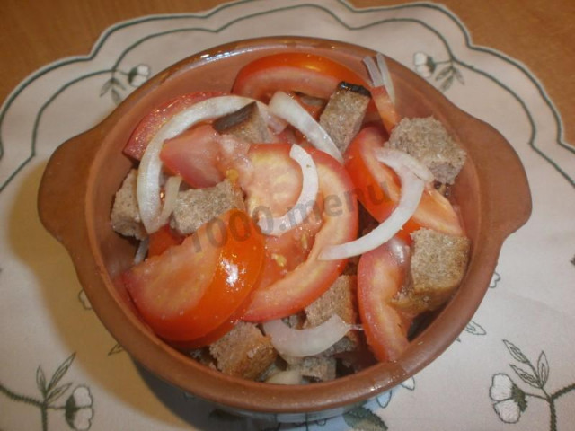 Bread salad with tomatoes