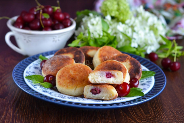 Cottage cheese pancakes with cherries