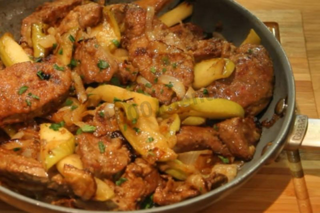 Beef liver with onions and apples