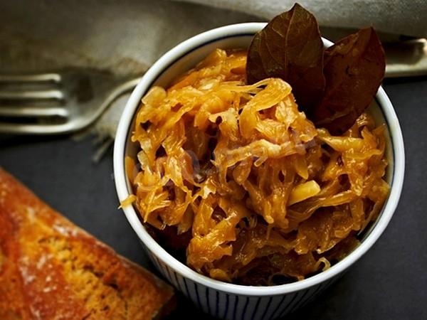 Stewed cabbage with apples and bacon, German