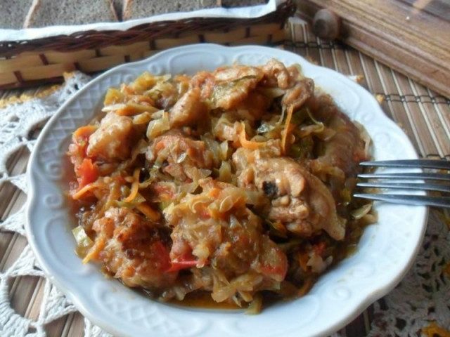 Cabbage hodgepodge with pork, pickles and tomatoes