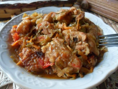 Cabbage hodgepodge with pork, pickles and tomatoes