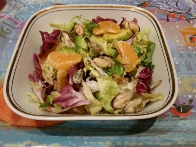 Salad with mussels and tangerines