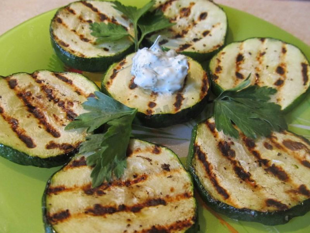 Grilled zucchini with olive oil and parsley