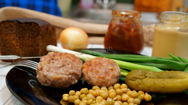Fluffy minced meat patties with white bread