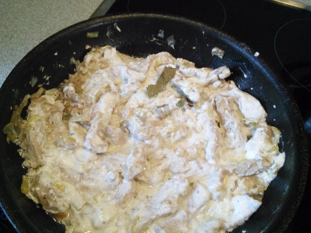 Pork with onion and nutmeg in sour cream