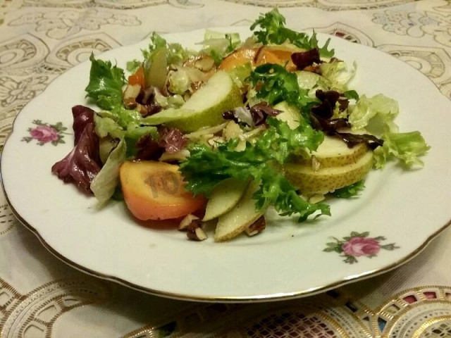 Salad with persimmon and pear