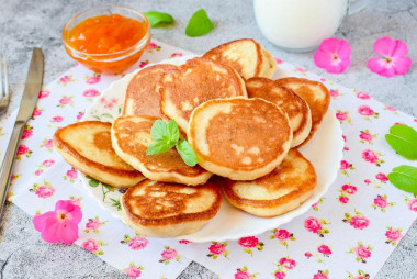Fluffy pancakes with yeast without eggs