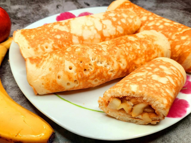 Fluffy pancakes with apple filling