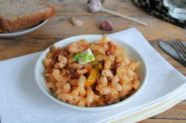 Pasta with minced meat and bell pepper
